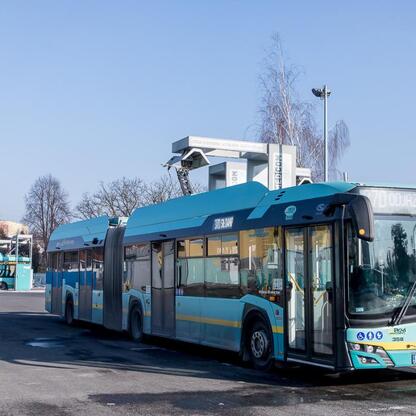 Nowoczesne elektryczne autobusy w Jaworznie, Polska. Projekt modernizacji transportu publicznego. (wygenerowano przez AI)