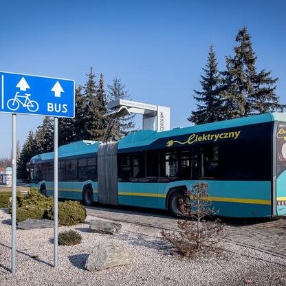 Nowoczesny elektryczny autobus w Jaworznie, promujący ekologiczne i zdrowy transport. (wygenerowano przez AI)