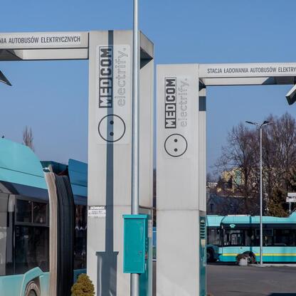 Stacja ładowania autobusów elektrycznych w Jaworznie, projekt modernizacji transportu publicznego. (wygenerowano przez AI)