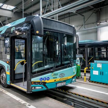 Nowoczesny elektryczny autobus w centrum serwisu PKM Jaworzno, zmodernizowana flota dla ekologicznego transportu. (wygenerowano przez AI)