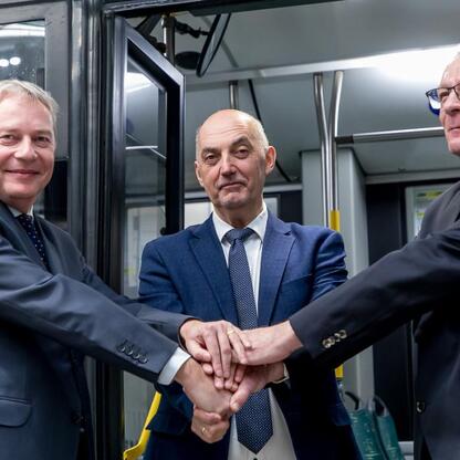 Wojciech Saługa, Marszałek Województwa Śląskiego, prezentuje nowe elektryczne autobusy w Jaworznie, symbolizując partnerstwo w ekologicznym rozwoju transportu publicznego. (wygenerowano przez AI)