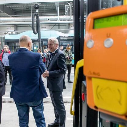 Elektryczne autobusy w Jaworznie: nowoczesność i ekologia w jednym. (wygenerowano przez AI)