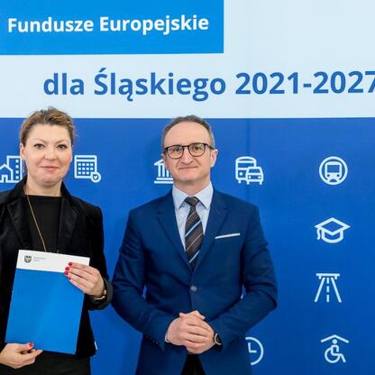 Grzegorz Boski, Wicemarszałek Województwa Śląskiego, wręcza gratulacje przedstawicielom gmin w ramach programu Fundusze Europejskie dla Śląska 2021-2027. (wygenerowano przez AI)