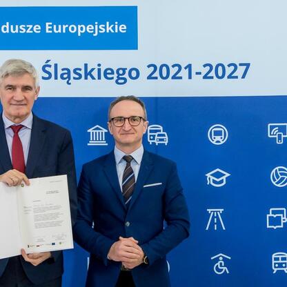 Grzegorz Boski wręcza listy gratulacyjne przedstawicielom gmin w ramach programu Fundusze Europejskie dla Śląska 2021-2027. (wygenerowano przez AI)
