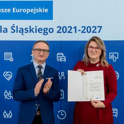 Grzegorz Boski, wicemarszałek województwa śląskiego, wręcza gratulacje przedstawicielom gmin w ramach projektu Fundusze Europejskie dla Śląska 2021-2027. (wygenerowano przez AI)