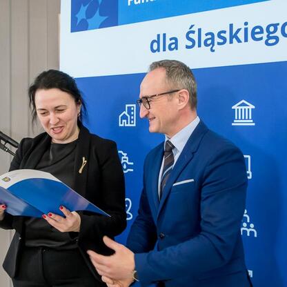Grzegorz Boski, wicemarszałek województwa śląskiego, wręcza gratulacje przedstawicielom gmin. (wygenerowano przez AI)