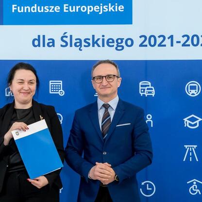 Grzegorz Boski, wicemarszałek województwa śląskiego, wręcza gratulacje przedstawicielom gmin w ramach programu Fundusze Europejskie dla Śląska 2021-2027. (wygenerowano przez AI)