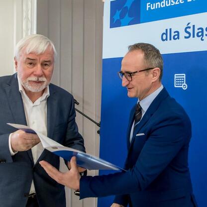 Grzegorz Boski wręcza dokument przedstawicielowi gminy, podkreślając rolę kultury i turystyki w Śląsku. (wygenerowano przez AI)