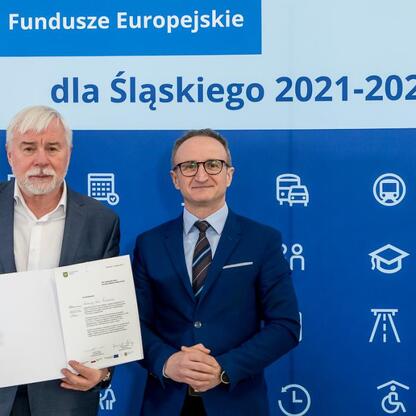 Grzegorz Boski, wicemarszałek województwa śląskiego, wręcza gratulacje przedstawicielom gmin. (wygenerowano przez AI)