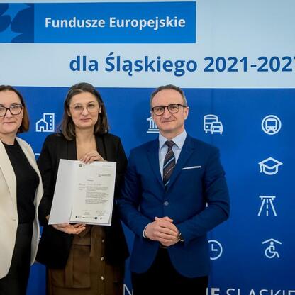 Grzegorz Boski (Wicemarszałek Województwa Śląskiego) wręcza gratulacje przedstawicielom gmin w ramach programu Fundusze Europejskie dla Śląska 2021-2027. (wygenerowano przez AI)