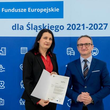 Grzegorz Boski wręcza gratulacje przedstawicielom gmin w ramach programu Fundusze Europejskie dla Śląska 2021-2027. (wygenerowano przez AI)