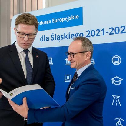 Grzegorz Boski, Wicemarszałek Województwa Śląskiego, wręcza listy gratulacyjne przedstawicielom gmin. (wygenerowano przez AI)