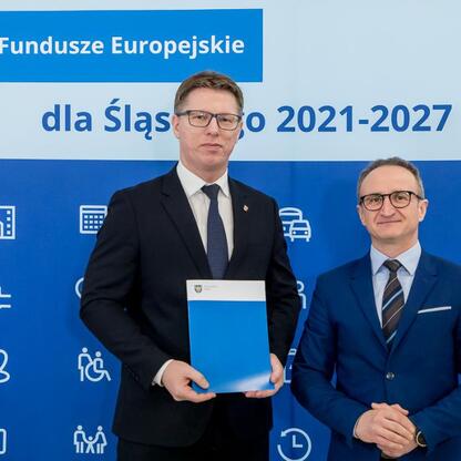 Grzegorz Boski, Wicemarszałek Województwa Śląskiego, wręcza gratulacje przedstawicielom gmin w ramach projektu Fundusze Europejskie dla Śląska 2021-2027. (wygenerowano przez AI)