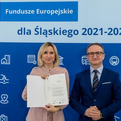 Grzegorz Boski, wicemarszałek województwa śląskiego, wręcza gratulacje przedstawicielom gmin. (wygenerowano przez AI)