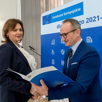 Grzegorz Boski, wicemarszałek województwa śląskiego, wręcza gratulacje lokalnym władzom w ramach projektu Funduszy Europejskich dla Śląska 2021-2027. (wygenerowano przez AI)
