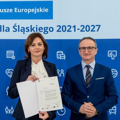 Grzegorz Boski wręcza gratulacje przedstawicielom gmin w ramach programu Fundusze Europejskie dla Śląska 2021-2027. (wygenerowano przez AI)