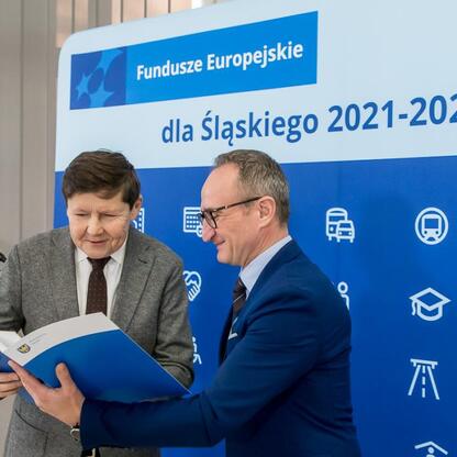 Grzegorz Boski, wicemarszałek województwa śląskiego, omawia fundusze europejskie dla Śląska 2021-2027. (wygenerowano przez AI)