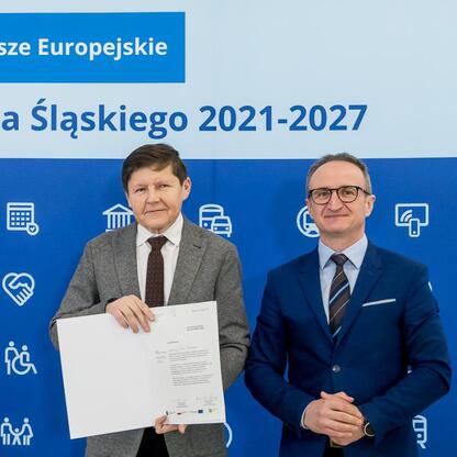 Grzegorz Boski, Wicemarszałek Województwa Śląskiego, wręcza gratulacje przedstawicielom gmin w ramach programu Fundusze Europejskie dla Śląska 2021-2027. (wygenerowano przez AI)