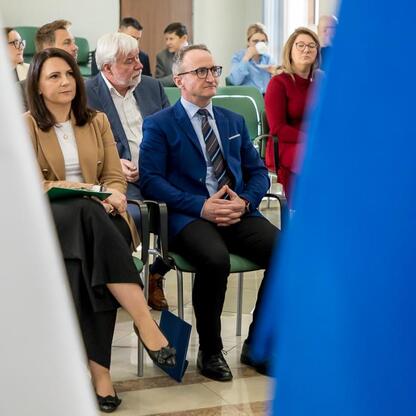 Grzegorz Boski, Wicemarszałek Województwa Śląskiego, przewodniczy spotkaniu w ramach funduszy kultury, turystyki i edukacji zawodowej. (wygenerowano przez AI)