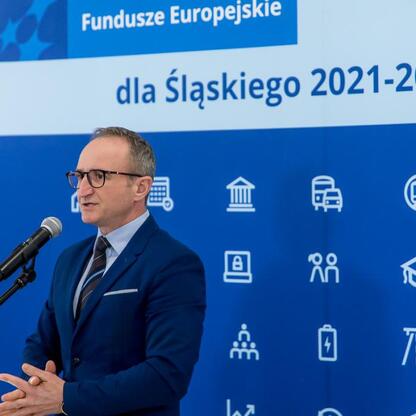 Grzegorz Boski, Wicemarszałek Województwa Śląskiego, przemawia na podium podczas konferencji o Funduszach Europejskich dla Śląska 2021-2027. (wygenerowano przez AI)