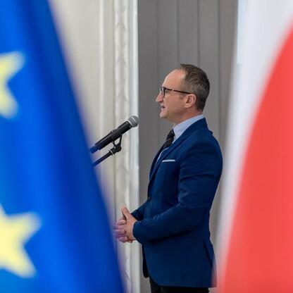 Grzegorz Boski, wicemarszałek województwa śląskiego, przemawia na podium podczas konferencji o finansowaniu projektów kulturalnych, turystycznych i edukacyjnych w regionie Śląskim. (wygenerowano przez AI)