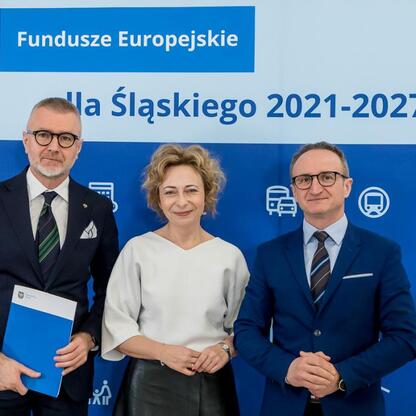 Wicemarszałek Grzegorz Boski wręcza gratulacje przedstawicielom gmin w ramach programu Funduszy Europejskich dla Śląska 2021-2027. (wygenerowano przez AI)