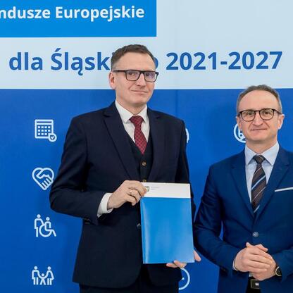 Grzegorz Boski, wicemarszałek województwa śląskiego, wręcza listy gratulacyjne przedstawicielom gmin w ramach programu Fundusze Europejskie dla Śląska 2021-2027. (wygenerowano przez AI)