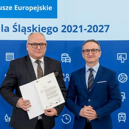 Grzegorz Boski wręcza listy gratulacyjne przedstawicielom gmin w ramach projektów europejskich wspierających kulturę, turystykę i edukację zawodową w Śląsku. (wygenerowano przez AI)