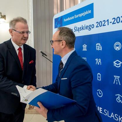 Grzegorz Boski, Wicemarszałek Województwa Śląskiego, wręcza listy gratulacyjne przedstawicielom gmin w ramach inwestycji w infrastrukturę kształcenia zawodowego i rozwoju kultury i turystyki w regioni (wygenerowano przez AI)