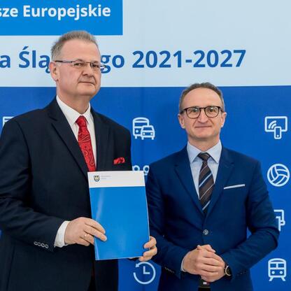 Wicemarszałek Grzegorz Boski wręcza gratulacje przedstawicielom gmin w ramach programu Funduszy Europejskich dla Śląska 2021-2027. (wygenerowano przez AI)