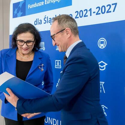 Wicemarszałek Grzegorz Boski wręcza listy gratulacyjne przedstawicielom gmin w ramach programu Funduszy Europejskich dla Śląska 2021-2027. (wygenerowano przez AI)