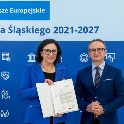 Grzegorz Boski wręcza gratulacje przedstawicielom gmin w ramach programu Fundusze Europejskie dla Śląska 2021-2027. (wygenerowano przez AI)