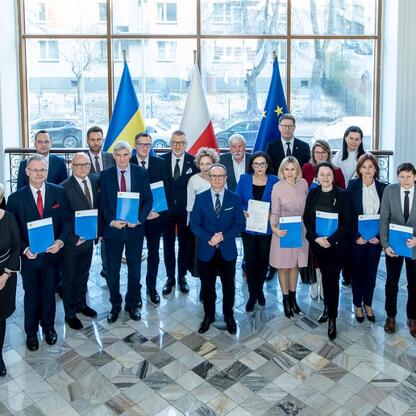 Grzegorz Boski wręcza listy gratulacyjne przedstawicielom gmin w ramach projektów kultury, turystyki i edukacji zawodowej. (wygenerowano przez AI)