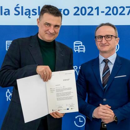 Grzegorz Boski, Wicemarszałek Województwa Śląskiego, wręcza gratulacje przedstawicielom gmin. (wygenerowano przez AI)