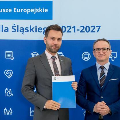 Grzegorz Boski, wicemarszałek województwa śląskiego, wręcza gratulacje przedstawicielom gmin w ramach programu Fundusze Europejskie dla Śląska 2021-2027. (wygenerowano przez AI)