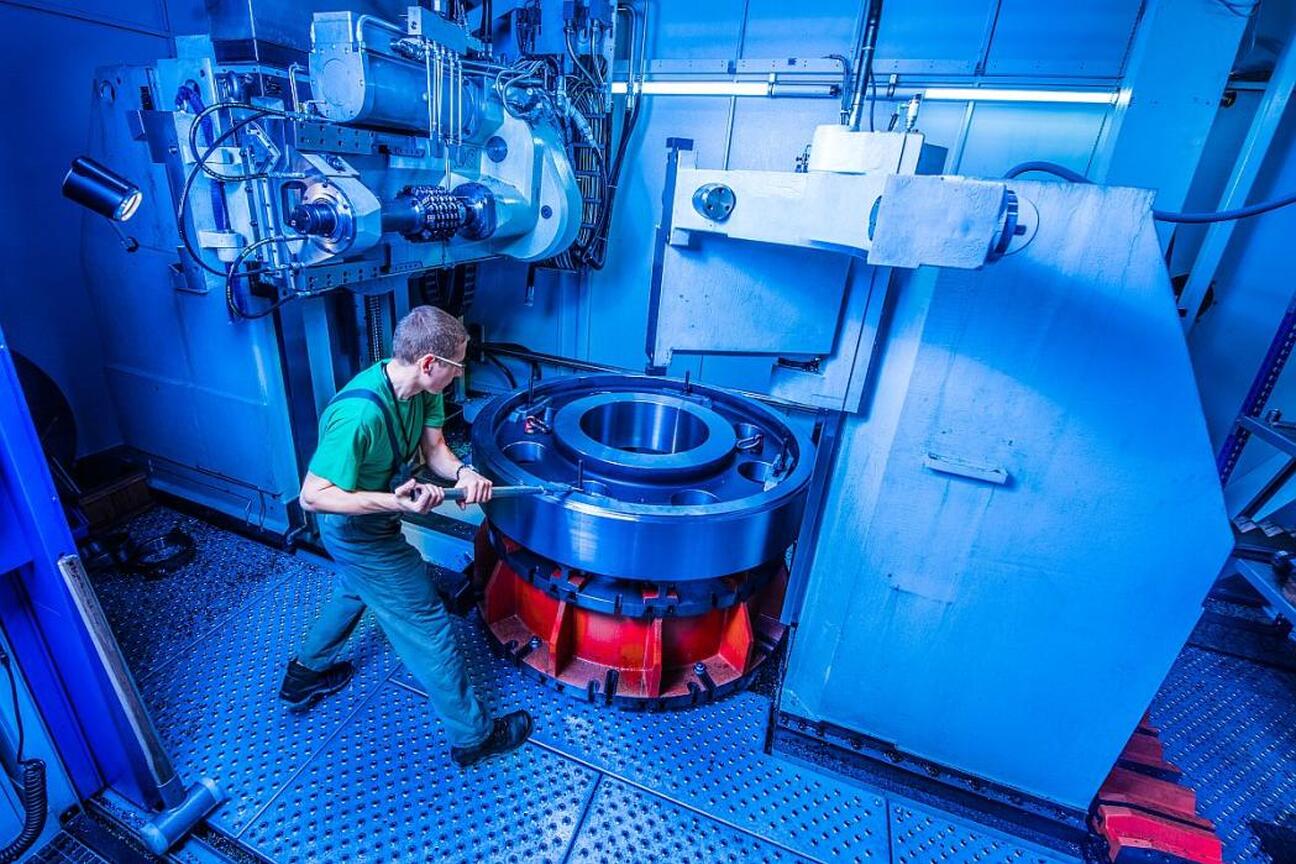 Technicy w laboratorium, pracują nad złożonym maszynowym sprzętem. (wygenerowano przez AI)