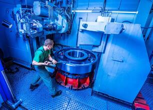 Technicy w laboratorium, pracują nad złożonym maszynowym sprzętem. (wygenerowano przez AI)
