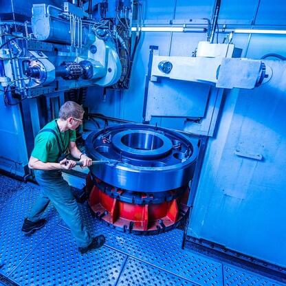 Technicy w laboratorium, pracują nad złożonym maszynowym sprzętem. (wygenerowano przez AI)