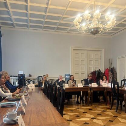 IV posiedzenie Śląskiej Rady Edukacji, skupiające się na doradztwie zawodowym i nowoczesnych metodach nauczania. (wygenerowano przez AI)