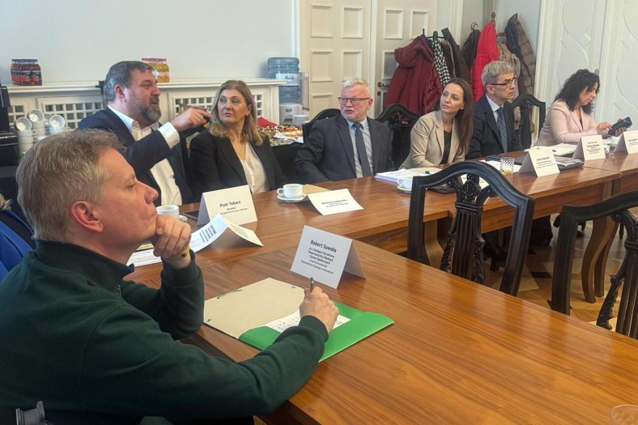 Śląskie Rada Edukacji omawia doradztwo zawodowe i nowoczesne metody nauczania. (wygenerowano przez AI)