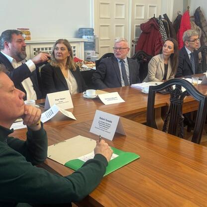 Śląska Rada Edukacji omawia doradztwo zawodowe i nowoczesne metody nauczania. (wygenerowano przez AI)