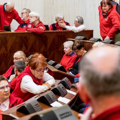 Zebrała się grupa przewodników turystycznych w Sali Sejmu Śląskiego, uczestnicząc w uroczystości związanych z Międzynarodowym Dniem Przewodników Turystycznych. (wygenerowano przez AI)