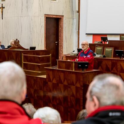 Formalna uroczystość w Sali Sejmu Śląskiego, obchodzona w ramach Międzynarodowego Dnia Przewodników Turystycznych. (wygenerowano przez AI)