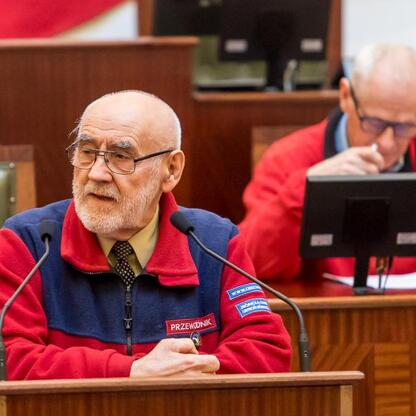 Przewodnicy turystyczni w Sali Sejmu Śląskiego podczas uroczystości z okazji Międzynarodowego Dnia Przewodników Turystycznych. (wygenerowano przez AI)