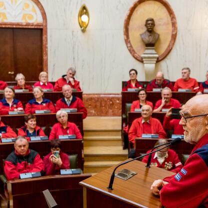 Formalne spotkanie w Sali Sejmu Śląskiego, uczczenie International Day of Tourist Guides. (wygenerowano przez AI)
