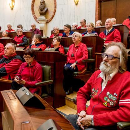 Formalne spotkanie w Sali Sejmu Śląskiego, uczczenie Międzynarodowego Dnia Przewodników Turystycznych. (wygenerowano przez AI)