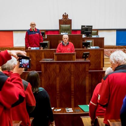 Formalna uroczystość w Sali Sejmu Śląskiego, upamiętniająca 150-lecie przewodnictwa turystycznego. (wygenerowano przez AI)