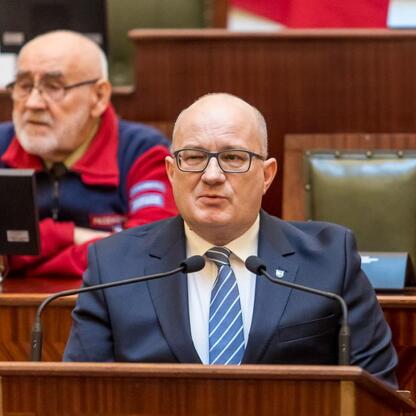 W Sali Sejmu Śląskiego uczestnicy uroczystości związanych z Międzynarodowym Dniem Przewodników Turystycznych uczestniczą w ceremonii upamiętniającej 150-lecie przewodnictwa turystycznego na ziemiach P (wygenerowano przez AI)