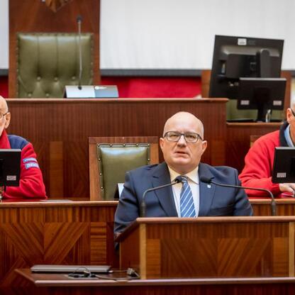 Formalna sesja w Sali Sejmu Śląskiego, uczczenie przewodników turystycznych. (wygenerowano przez AI)