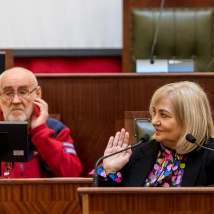 W Sali Sejmu Śląskiego podczas uroczystości z okazji Międzynarodowego Dnia Przewodników Turystycznych. (wygenerowano przez AI)